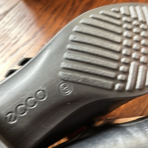 Ecco leather mary jane with double buckle straps and 1 1/2 inch heel. Size 8 - Picture 4 of 5